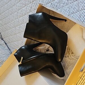 Banana Republic black size 9 leather booties
